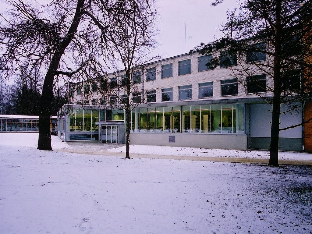 Elva library – partial conversion of a basic school, 2004