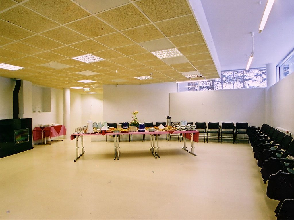 Elva library – partial conversion of a basic school, 2004